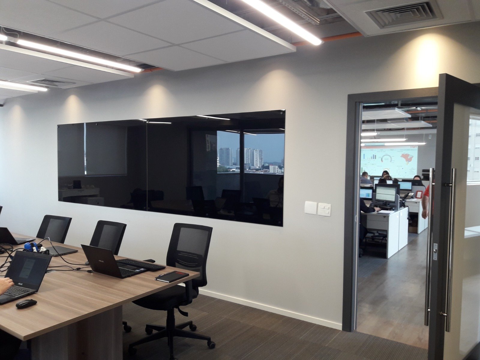 Quadro de Vidro Colorido: Design Moderno para Empresas e Residências